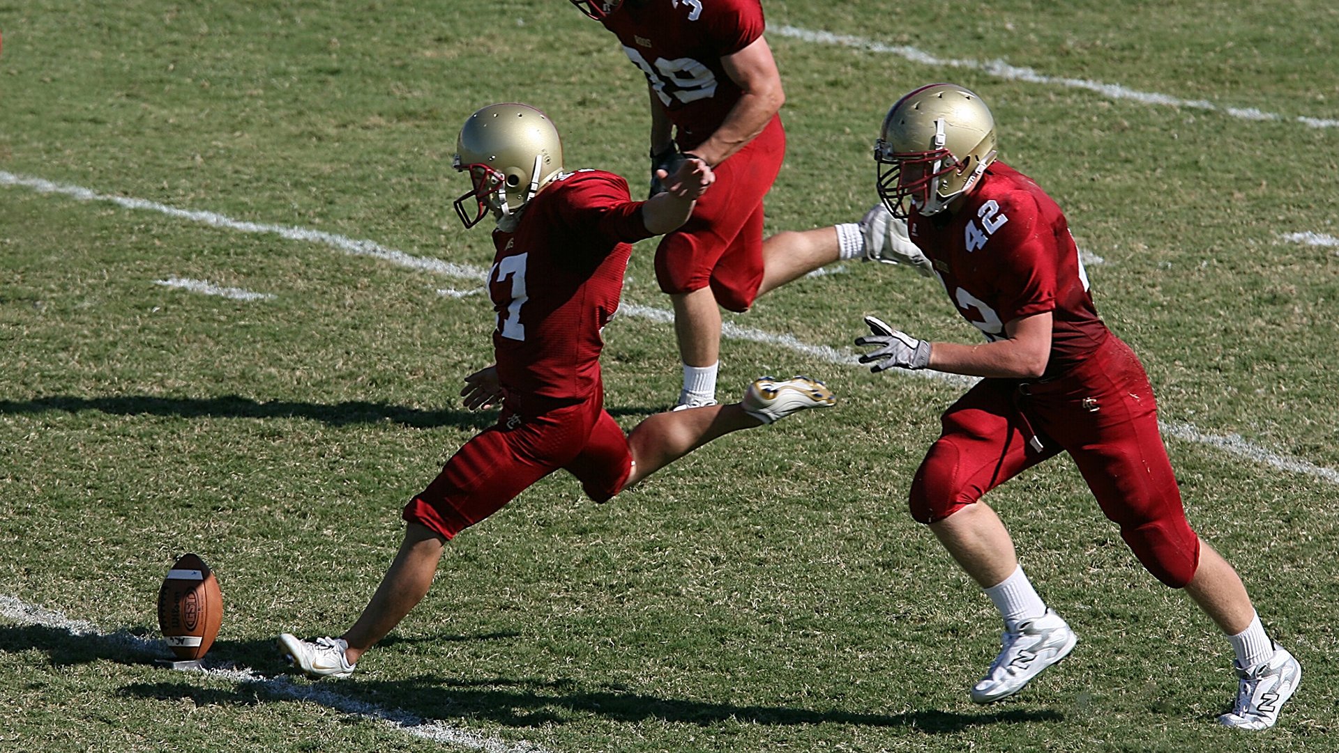 皇马领跑西甲，巴萨紧追不舍，榜首大战一触即发，皇马和巴萨两队进行足球比赛,最后皇马5_3获胜